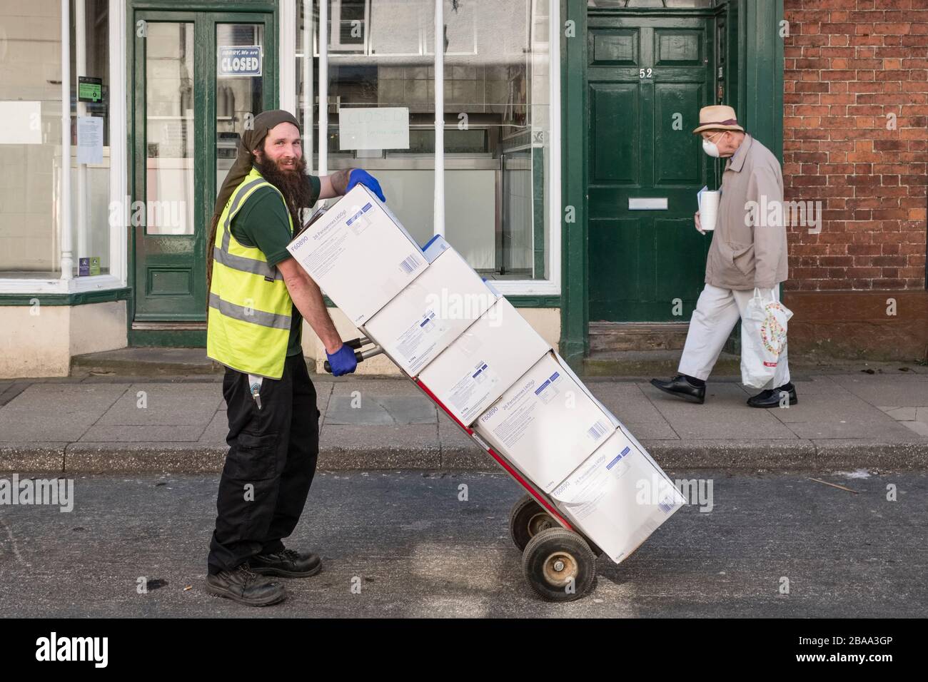 Una consegna urgente di pane durante l'epidemia di Covid-19 nella piccola città di confine gallese di Presteigne, Powys, Galles, Regno Unito Foto Stock