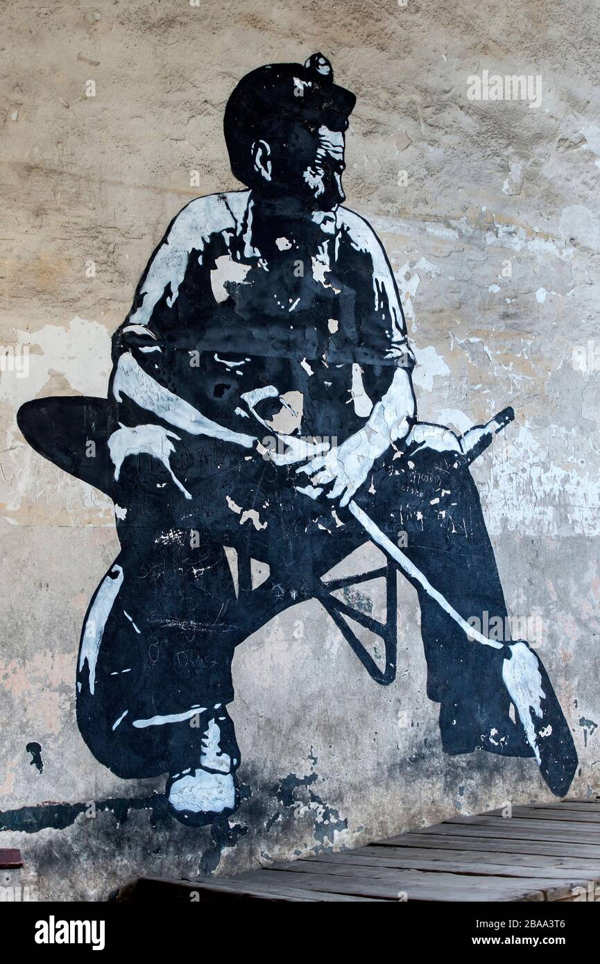 Miner, Graffiti di Bacha Khoperia alias Dr. Love in un ex stazione della funivia sovietica, Chiatura, Georgia Foto Stock
