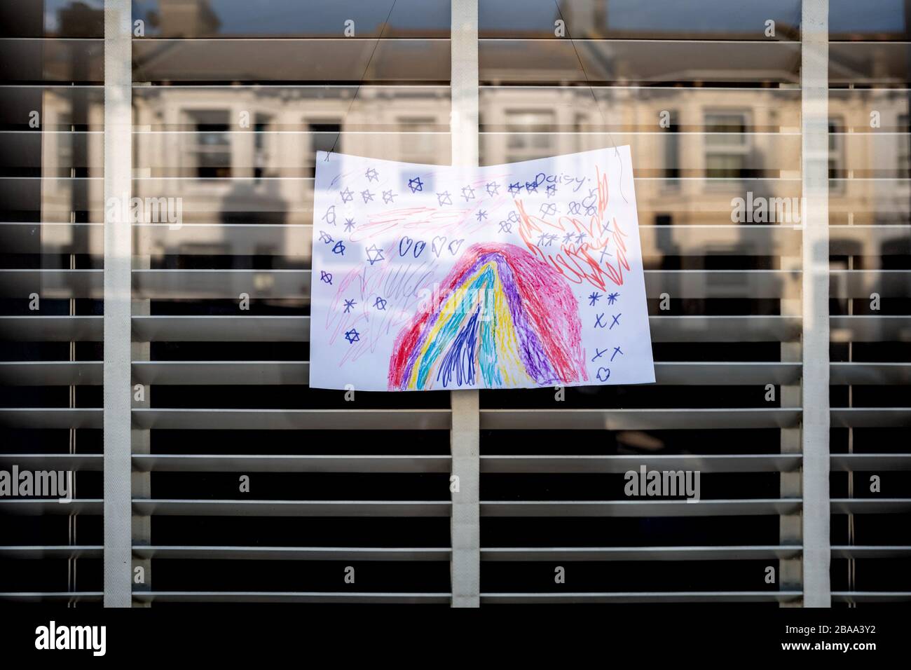 Brighton, UK, 26 Mar 2020: Le immagini dei rainbow hanno cominciato a nascere in finestre, anche in questo quartiere di Brighton, dopo la chiusura delle scuole in risposta all'epidemia di coronavirus. Centinaia di scuole stanno incoraggiando gli studenti a mettere in su dipinti per "allargare la speranza" dopo una tendenza iniziata on-line. Foto Stock