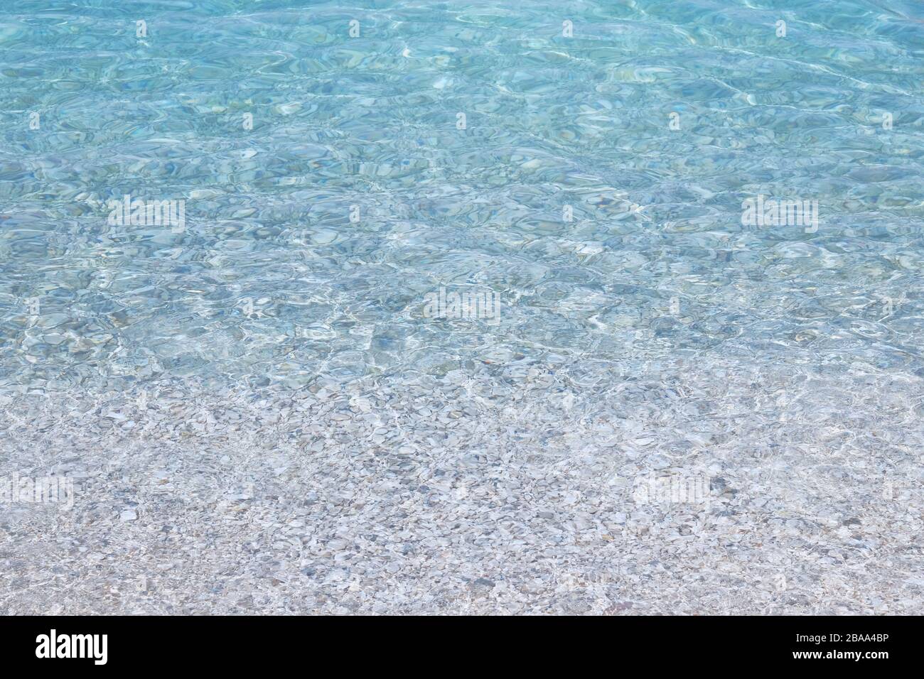 Blu trasparente acqua di mare struttura. Sfondo di acque tranquille dell'oceano. Concetto di vacanza estiva. Foto Stock