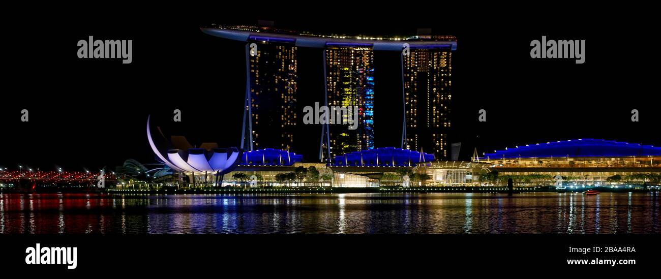 Marina Bay Sands complesso e hotel illuminati di notte, cielo nero, Singapore, luci luminose illuminate Foto Stock