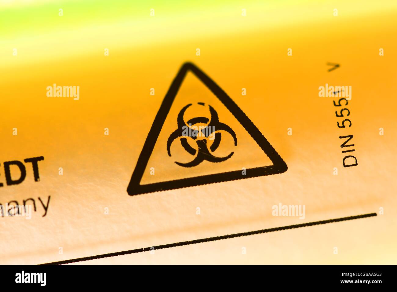 Biologia segni di pericolo su un tubo di deduzione, foto simbolica Coronavirus, Biogefährdungszeichen auf einem Abstrich-Röhrchen, Symbolfoto Coronavirus Foto Stock