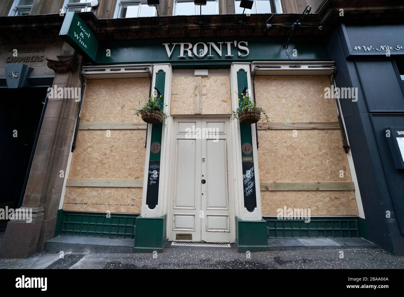 Glasgow, Scozia, Regno Unito. 26 marzo 2020. Vista dal centro della città di Glasgow il giovedì durante il terzo giorno del governo ha sancito il blocco Covid-19. La città è in gran parte deserta. Sono aperti solo negozi di alimentari e minimarket. Nella foto; bar chiuso e a bordo. Iain Masterton/Alamy Live News Foto Stock