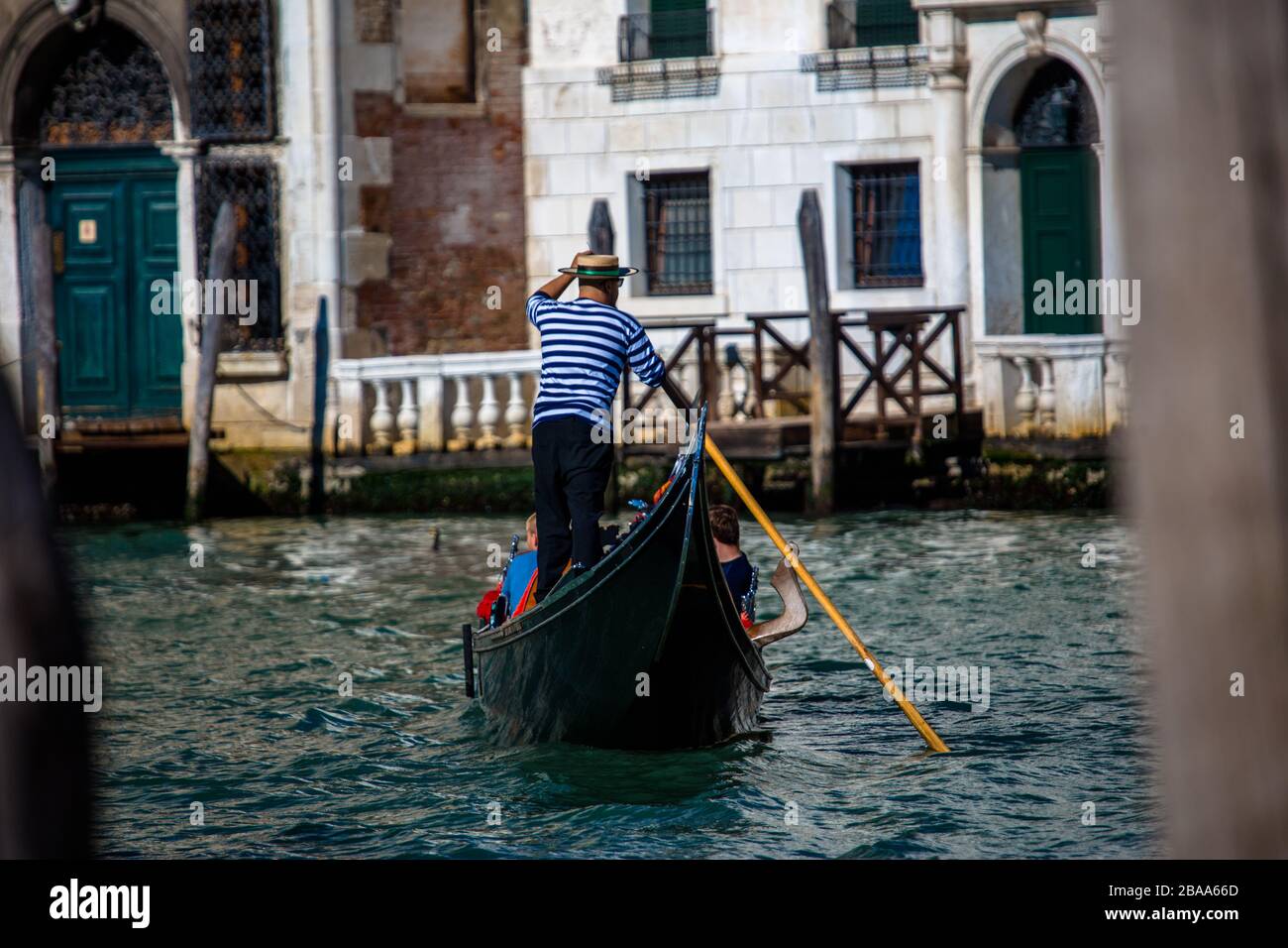 Un gondoliere che prende un paio di turisti attraverso il grande canale prima che l'Italia annunciò misure di quarantena, Venezia, Italia. Foto Stock