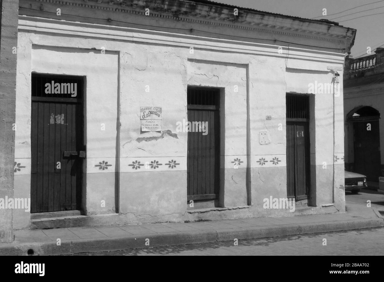Edificio e porte in metallo in una strada Havana Cuba porte porte vecchio stile edificio cubano casa casa d'arte stile artistico poster artistici porte avviso Foto Stock
