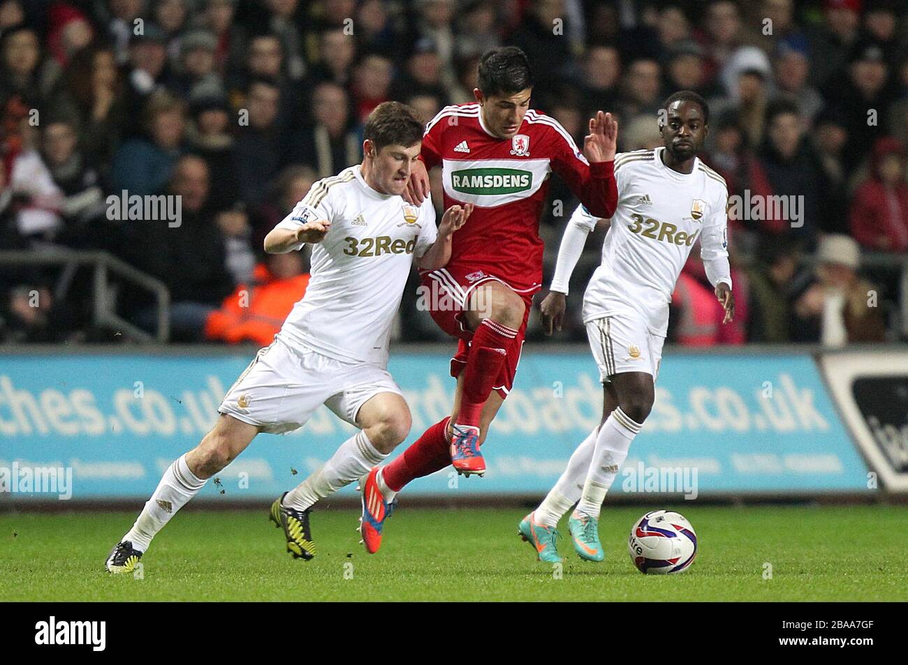 Nathan Dyer (a destra) di Swansea City batte per la palla con Emmanuel Ledesma (al centro) di Middlesbrough insieme al compagno di squadra ben Davies (a sinistra) Foto Stock