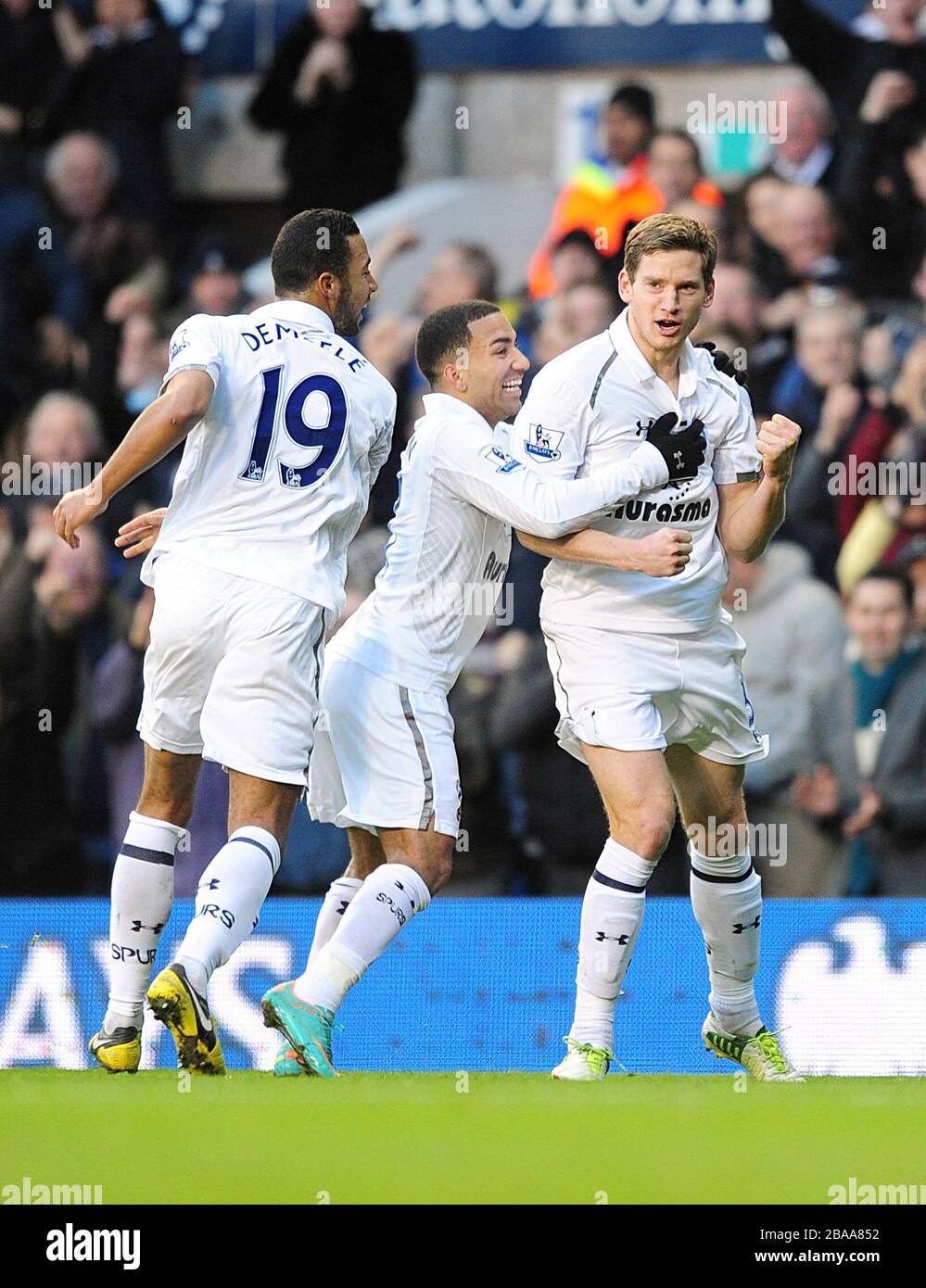 *ALTERNATE CROP* Jan Vertonghen (al centro) di Tottenham Hotspur festeggia il primo goal del gioco con i compagni di squadra Foto Stock