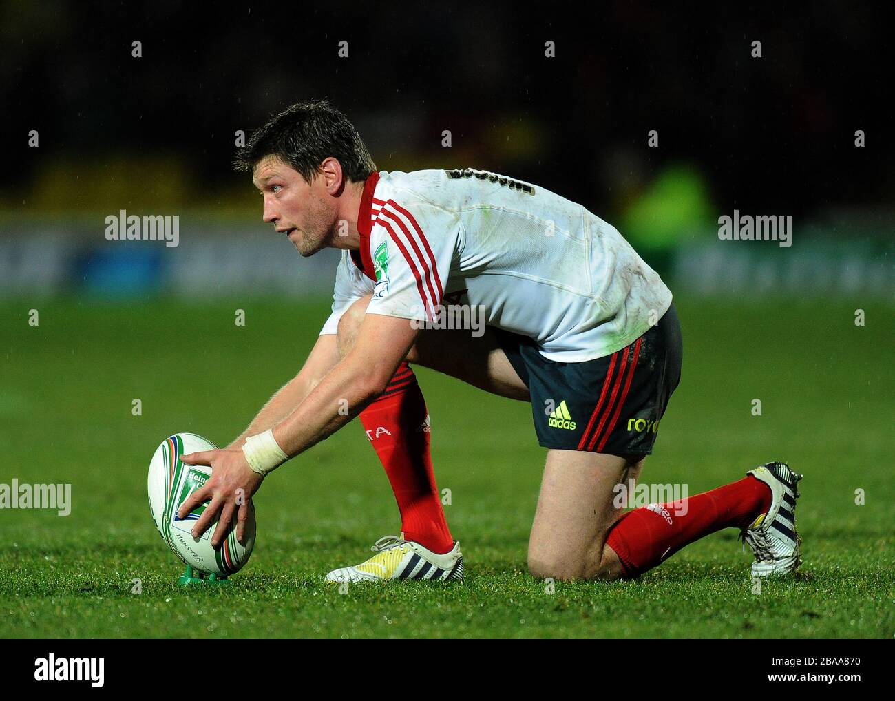Munsters' Ronan o'gara allinea un calcio di punizione Foto Stock