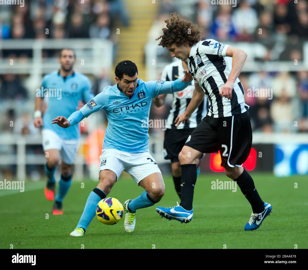 Fabricio Coloccini del Newcastle United e Carlos Tevez della Manchester City combattono per la palla Foto Stock