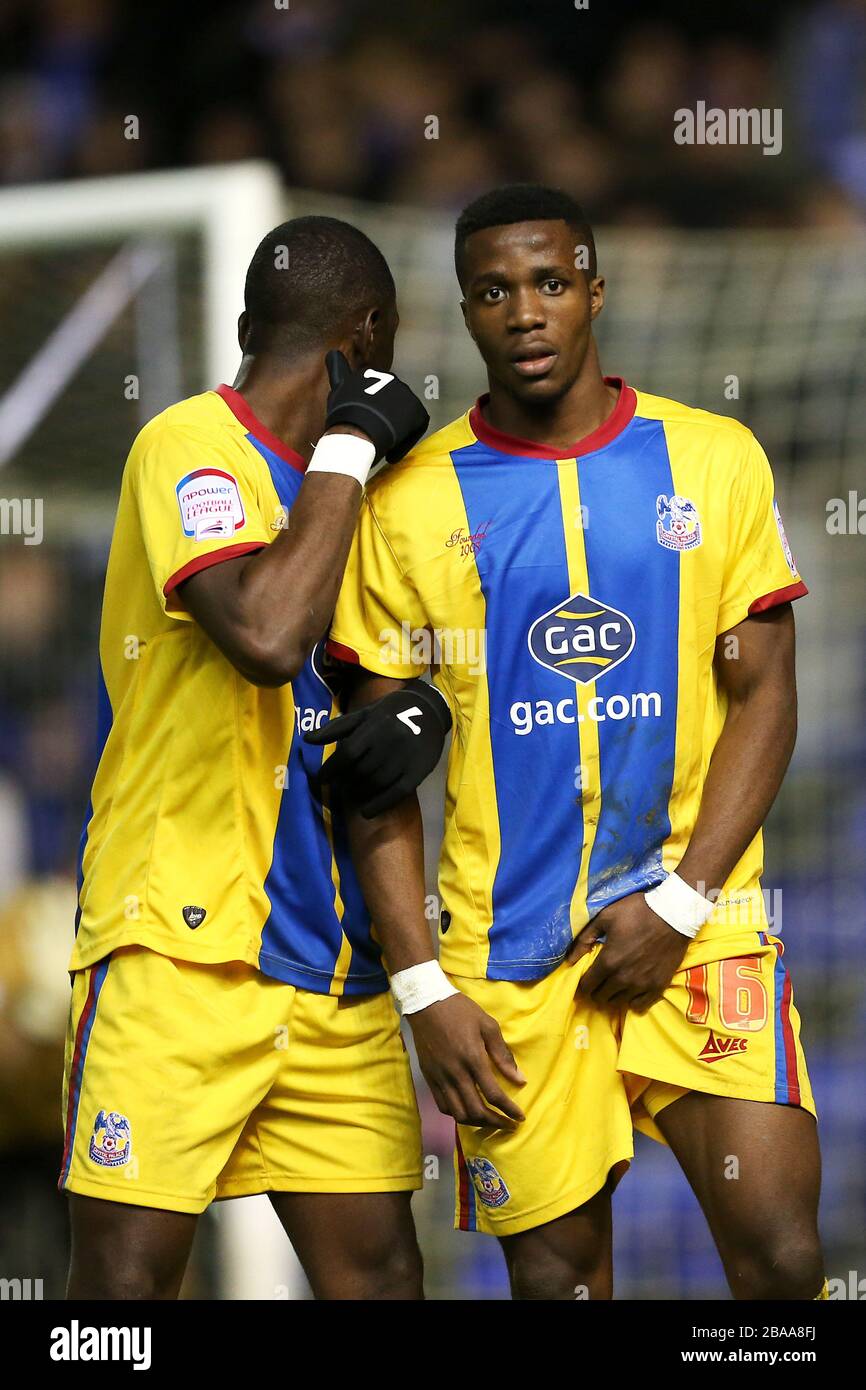 Yannick Bolasie (a sinistra) e Wilfried Zaha di Crystal Palace formano una parete difensiva Foto Stock