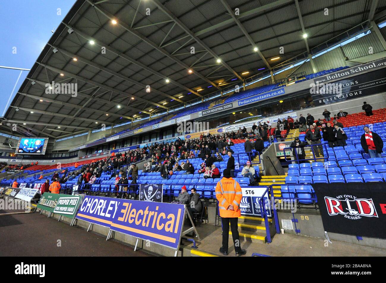 Gli appassionati di atletica di Charlton si trovano negli stand del Reebok Stadium Foto Stock