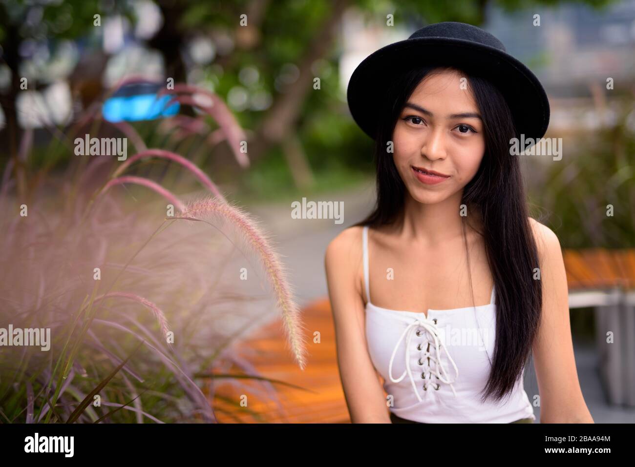 Giovane bella donna turistica asiatica al giardino sul tetto Foto Stock