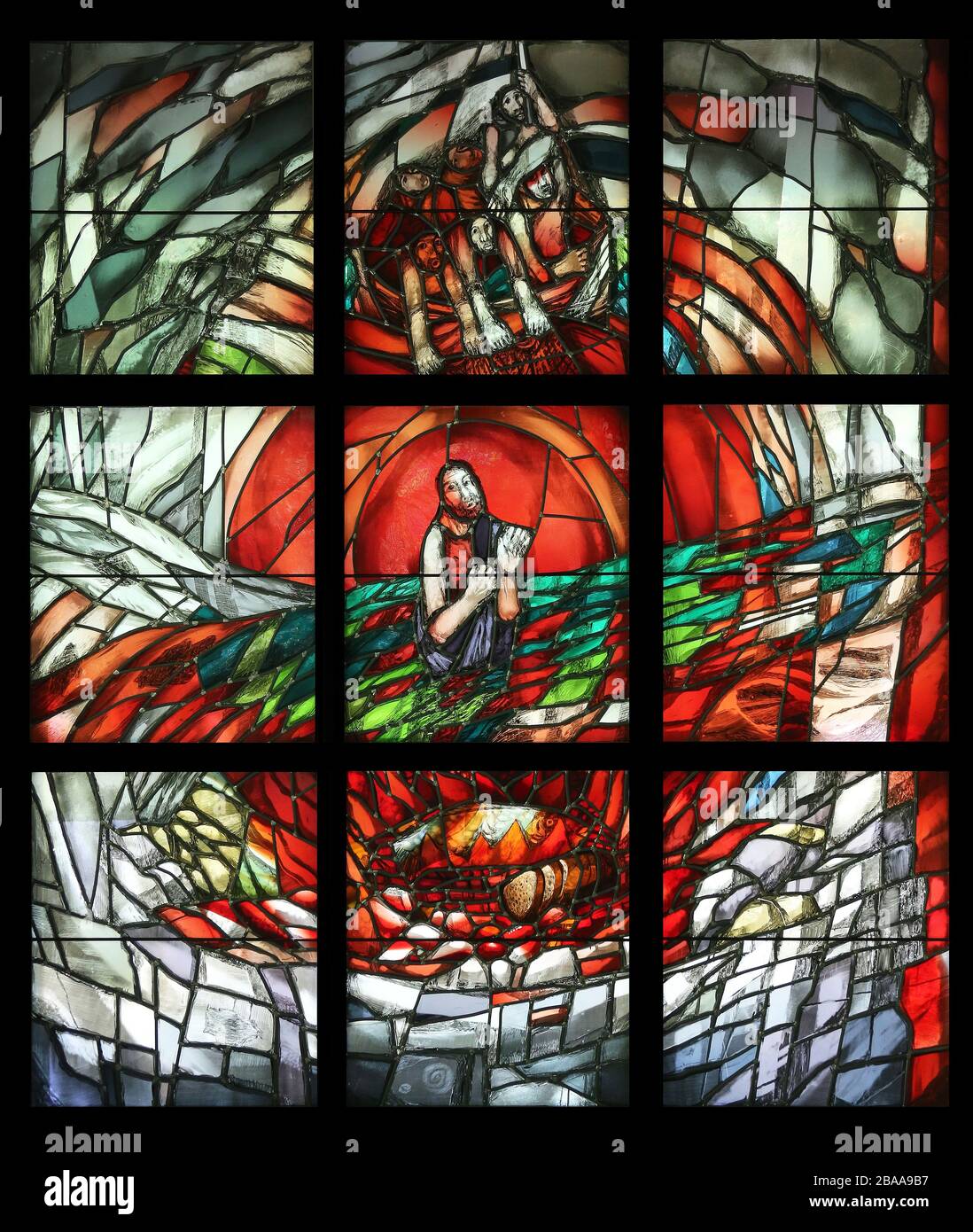 Mattina sul lago, Pasqua, vetrate di Sieger Koder in Cappella nel cimitero dei Gesuiti a Pullach, Germania Foto Stock