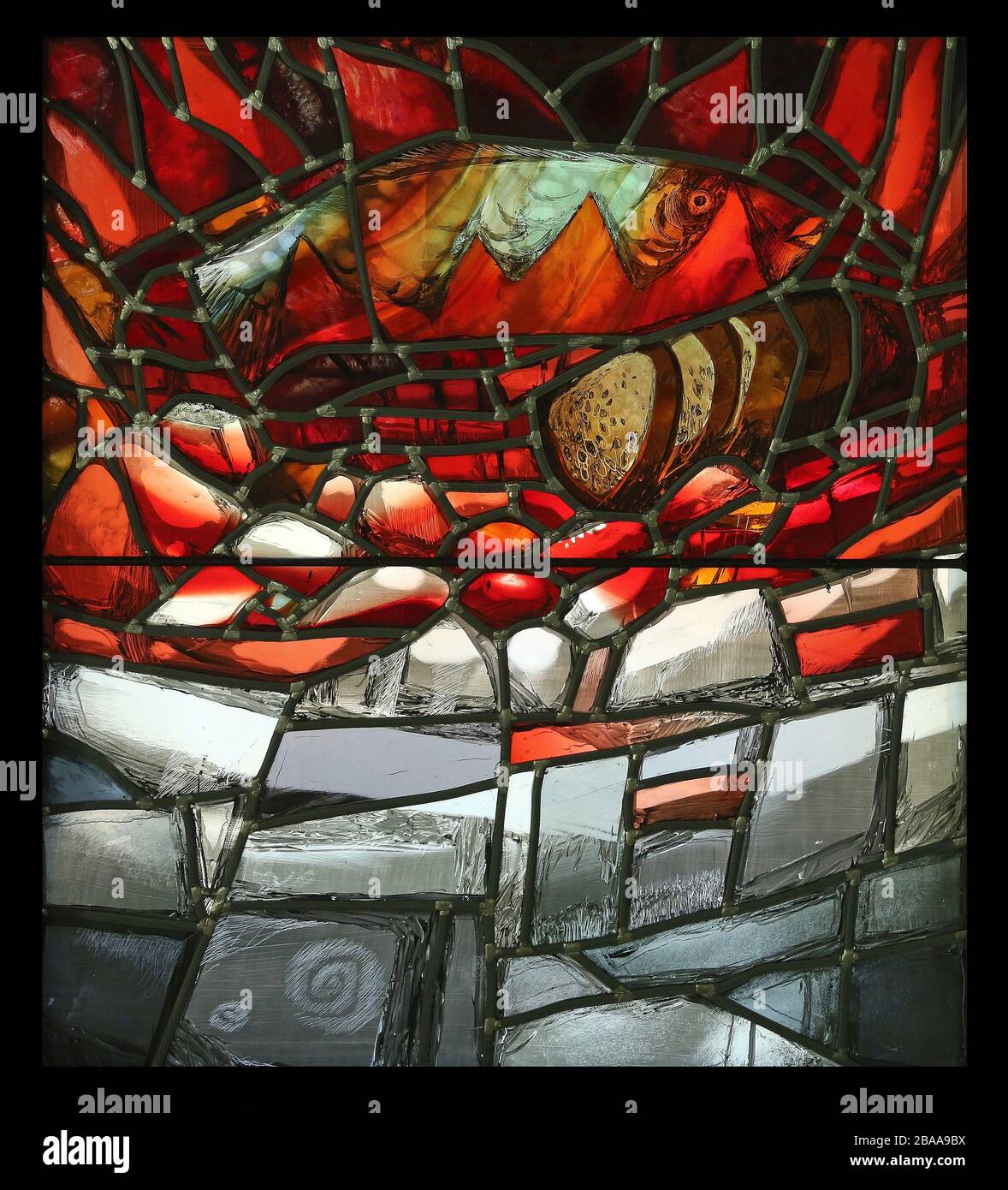 Mattina sul lago, Pasqua, particolare di vetrate di Sieger Koder in Cappella nel cimitero dei Gesuiti a Pullach, Germania Foto Stock
