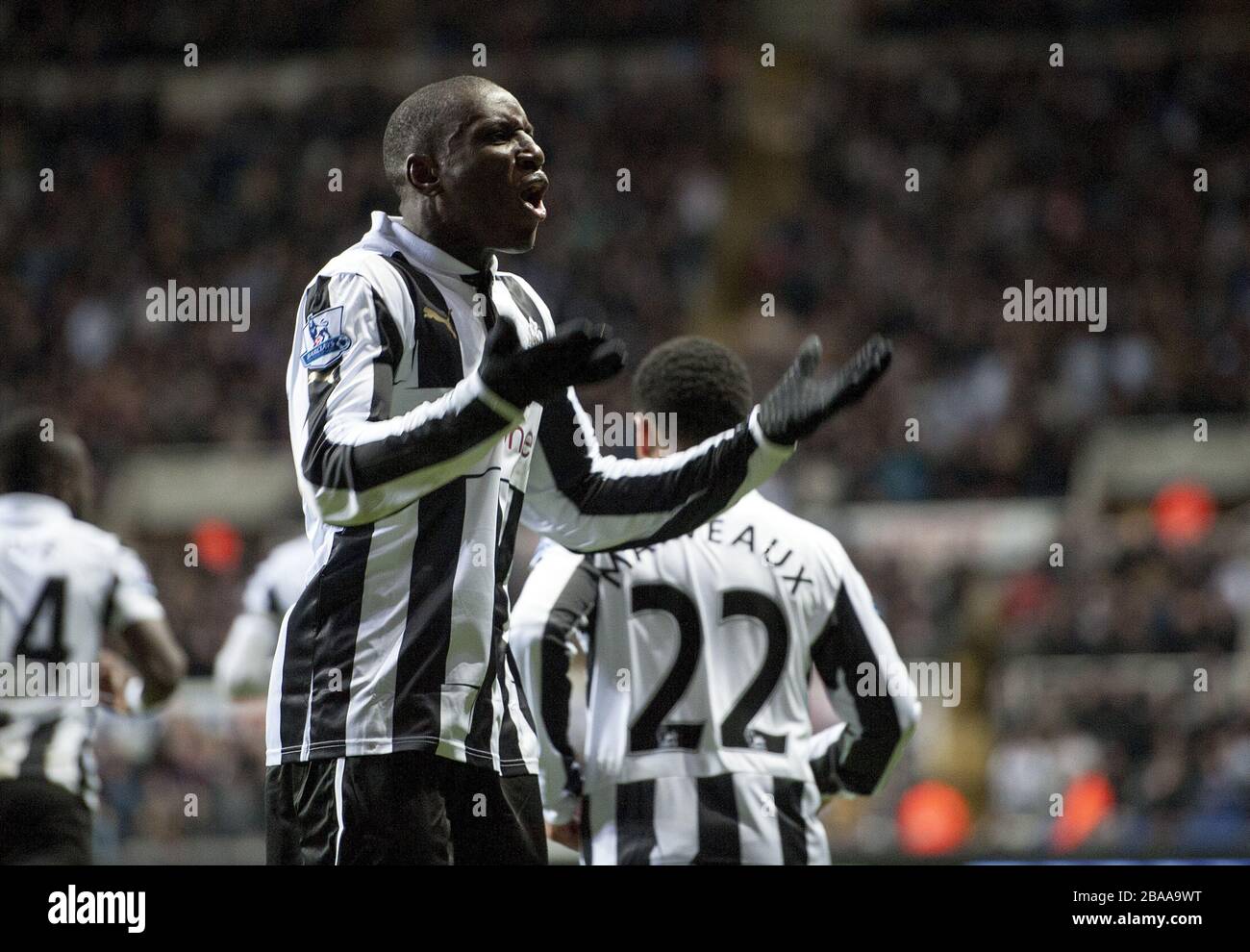 Demba Ba del Newcastle United celebra il suo primo obiettivo di squadra del gioco Foto Stock