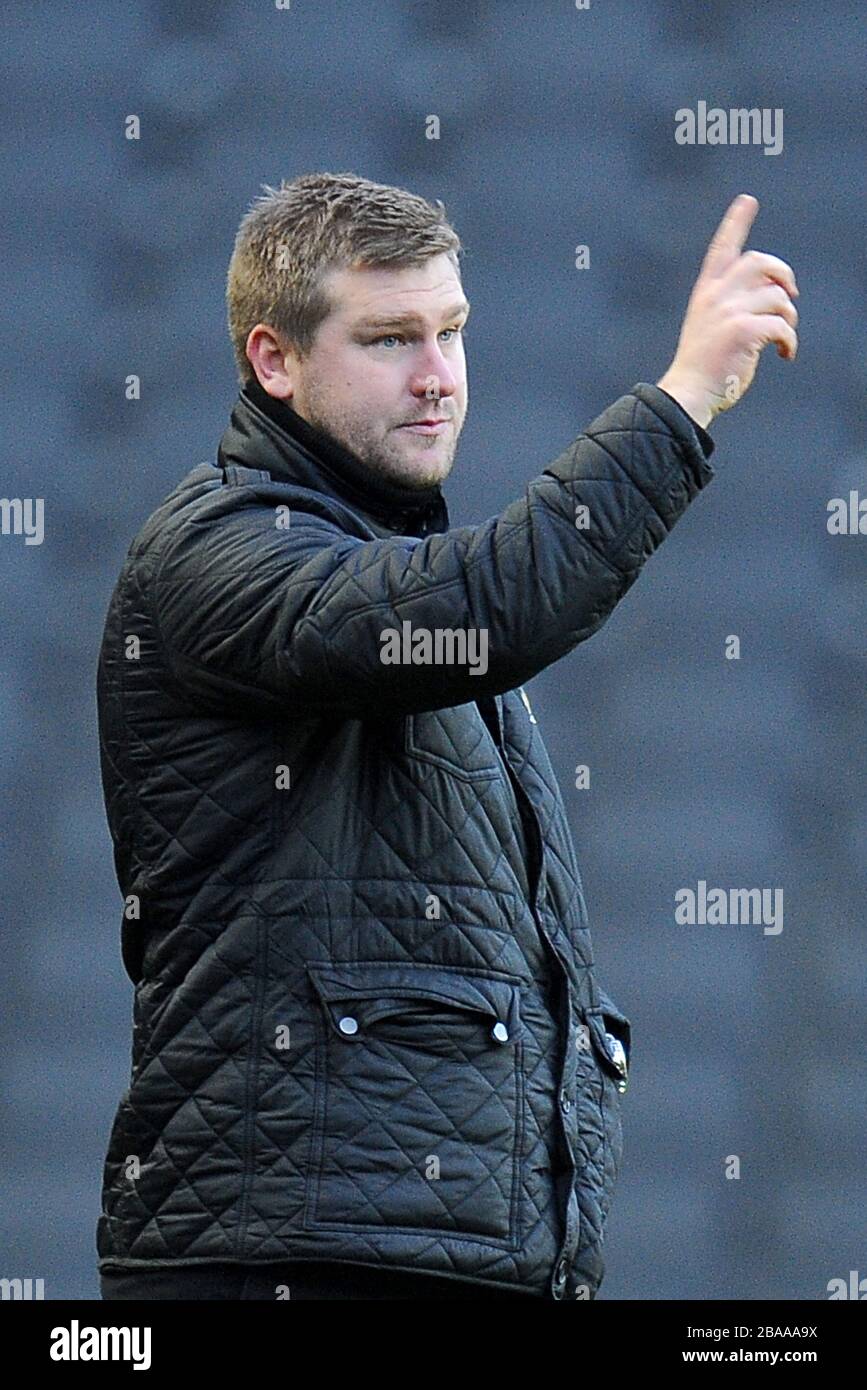 Il manager Karl Robinson di Milton Keynes Dons sulla linea di contatto Foto Stock