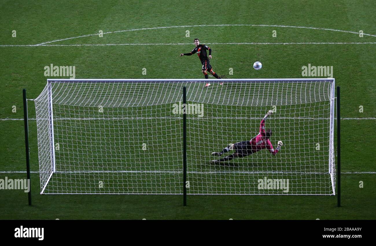 Ryan Flynn di Sheffield United infliggerò la sua pena al bar durante lo sparo Foto Stock