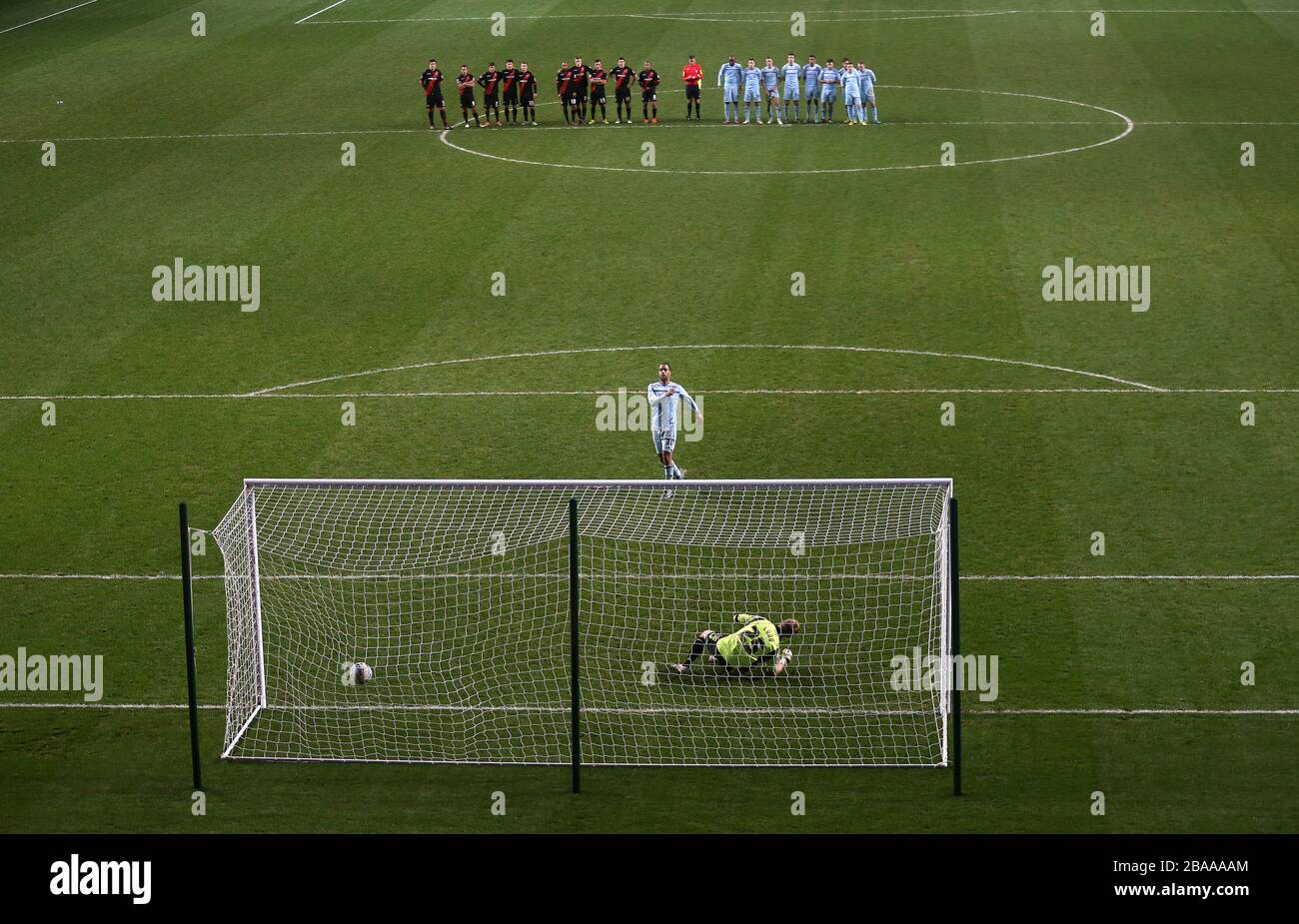 David McGoldrick di Coventry City segna il suo rigore nello sparo Foto Stock