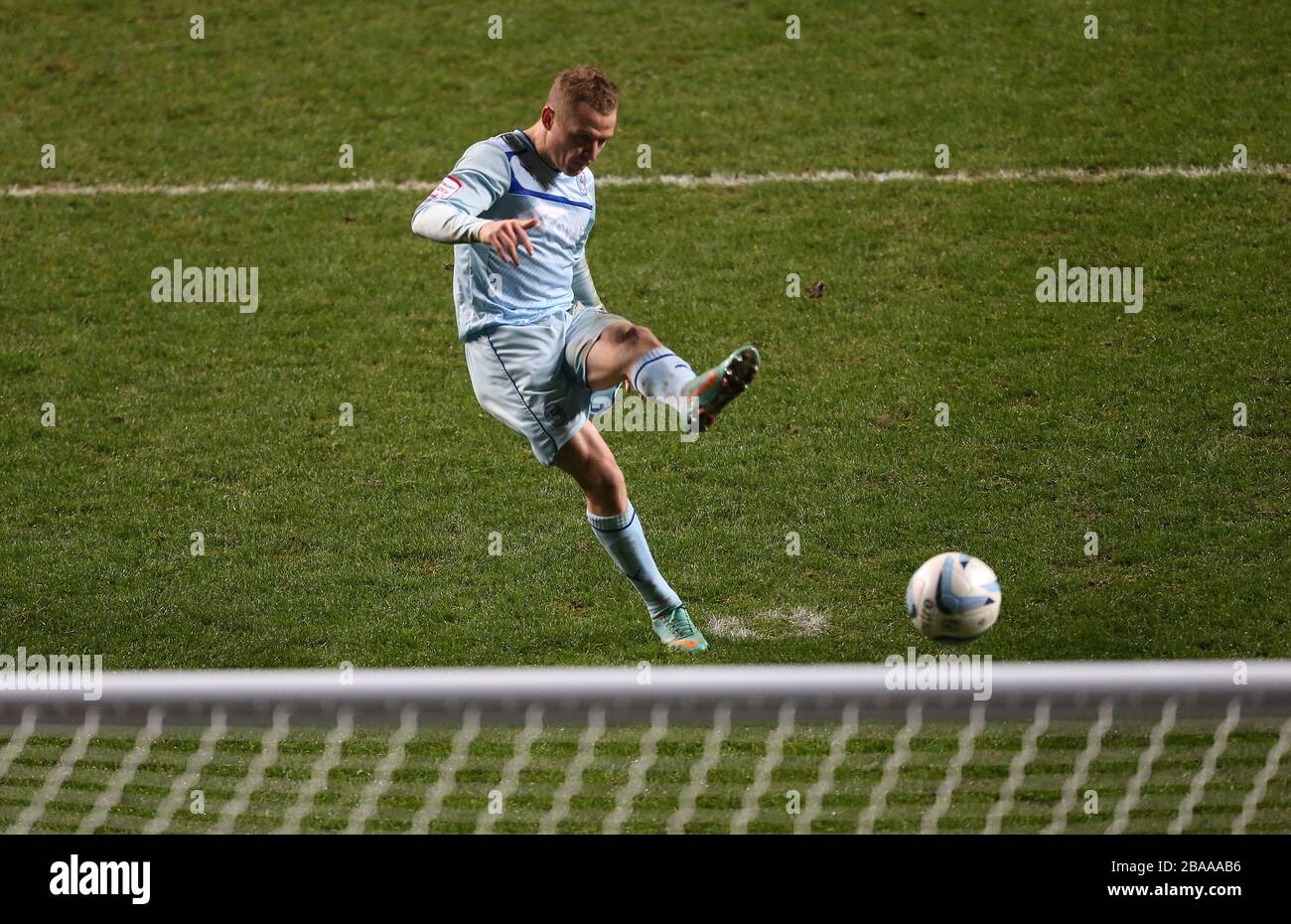 Gary McSheffrey di Coventry City segna il suo rigore durante lo sparo Foto Stock