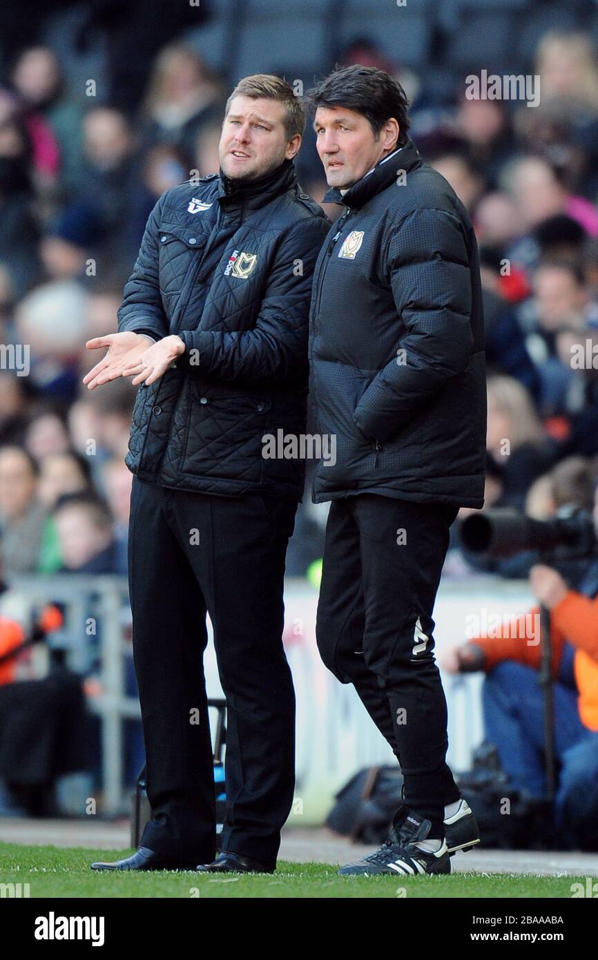 Il manager Karl Robinson (a sinistra) di Milton Keynes Dons e l'assistente manager Mick Harford (a destra) sulla linea di contatto Foto Stock