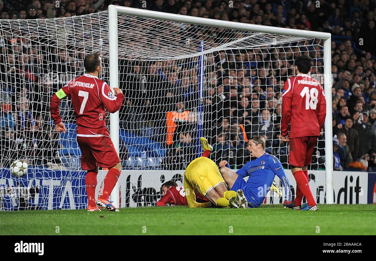 Fernando Torres (a destra) di Chelsea segna il quarto goal del gioco Foto Stock