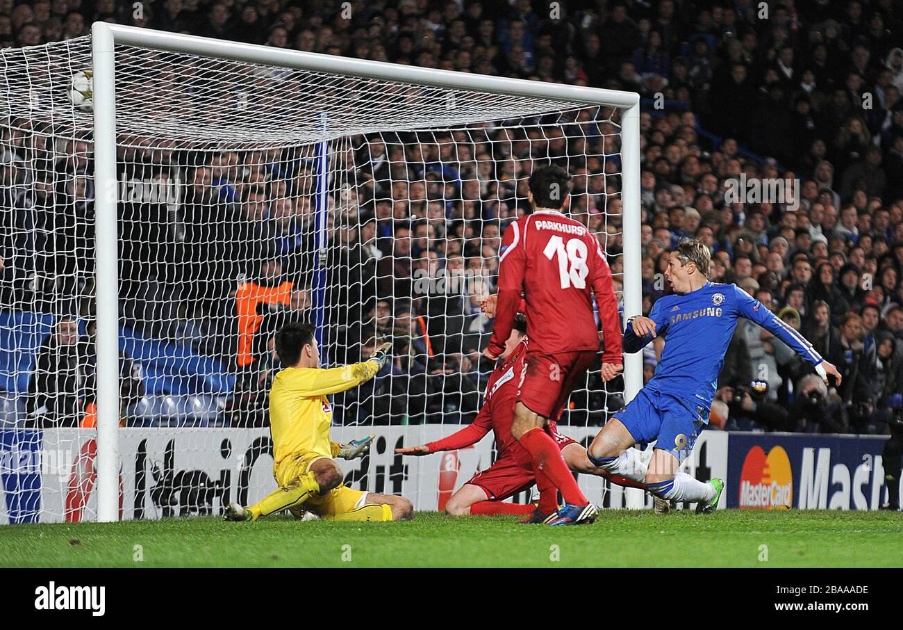 *ALTERNATE CROP* Fernando Torres (a destra) di Chelsea segna il quarto goal del gioco Foto Stock