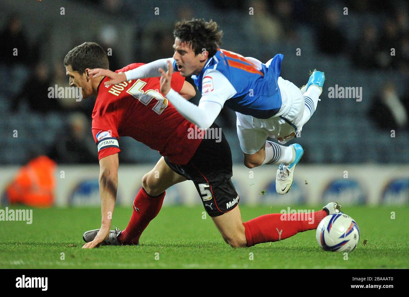 Mauro Formica di Blackburn Rovers (a destra) sorvola una sfida da Mark Hudson della città di Cardiff Foto Stock