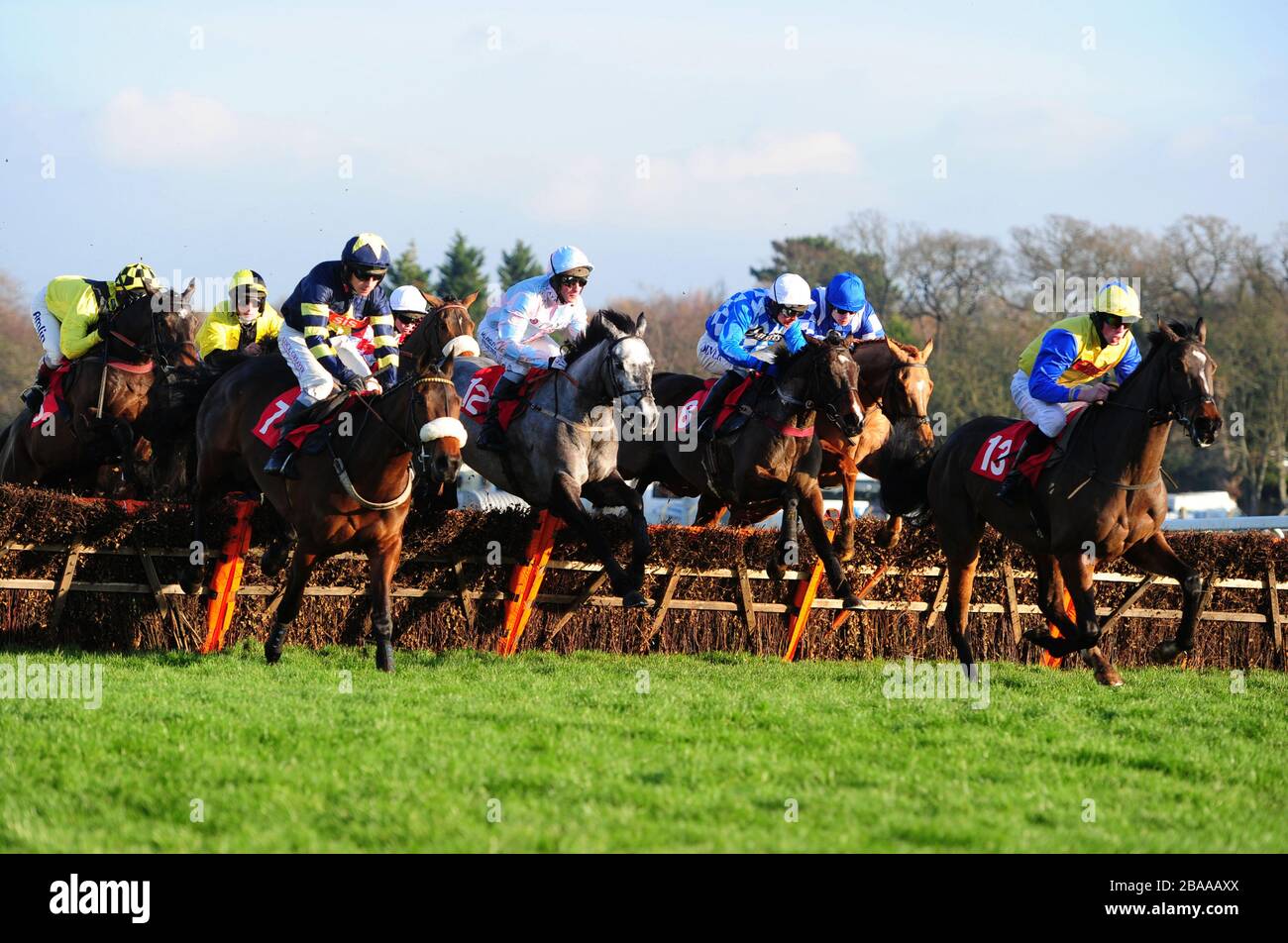 Amigo (a destra) guidato da Hadden Frost conduce durante la Pertemps Network handicap Hurdle Race Foto Stock