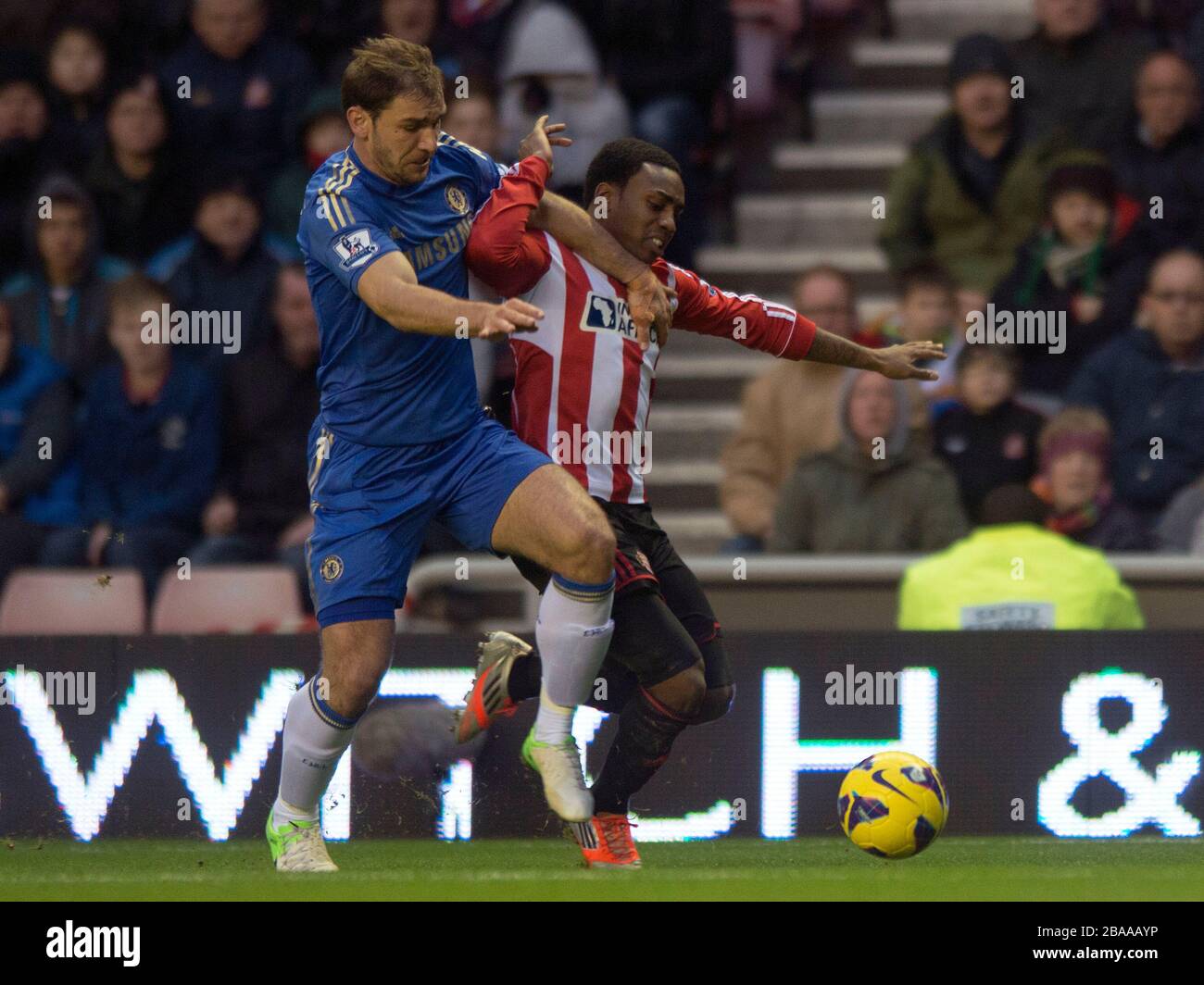 Danny Rose di Sunderland e Branislav Ivanovic (a sinistra) di Chelsea combattono per la palla Foto Stock