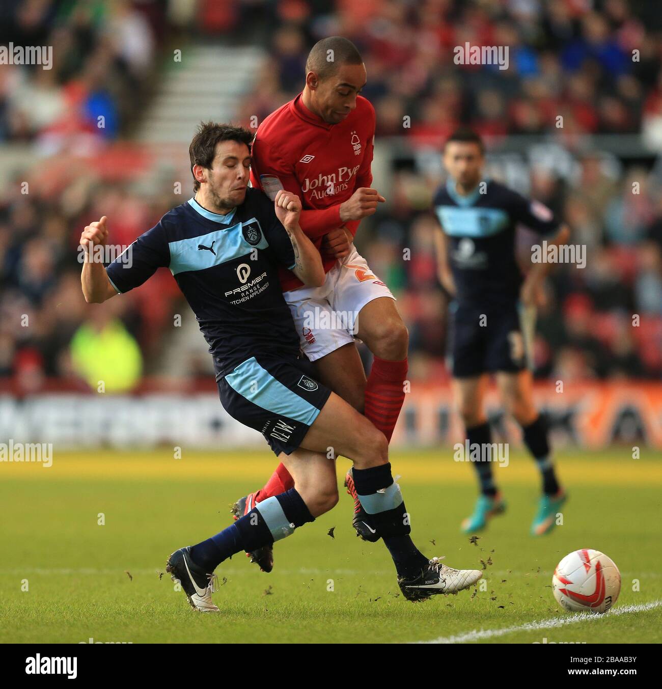 Dexter Blackstock di Nottingham Forest e Brian Stock di Burnley (a sinistra) in azione Foto Stock