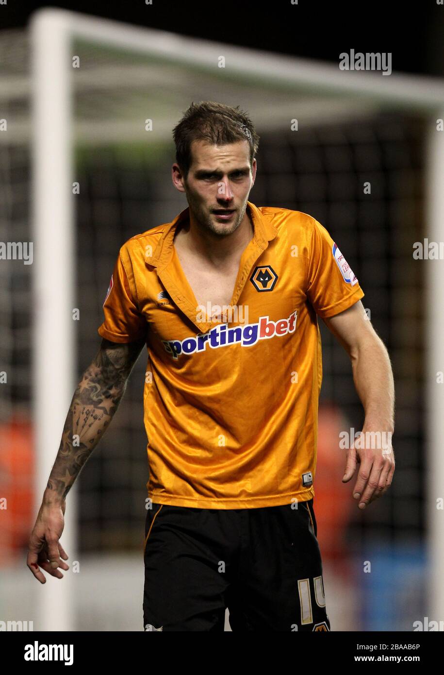 Roger Johnson di Wolverhampton Wanderers con la sua camicia strappata in ritardo nel gioco Foto Stock