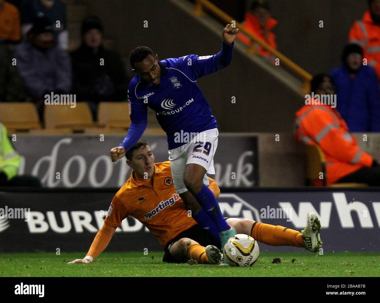 La Robert Hall della città di Birmingham è affrontata da Stephen Ward di Wolverhampton Wanderers Foto Stock