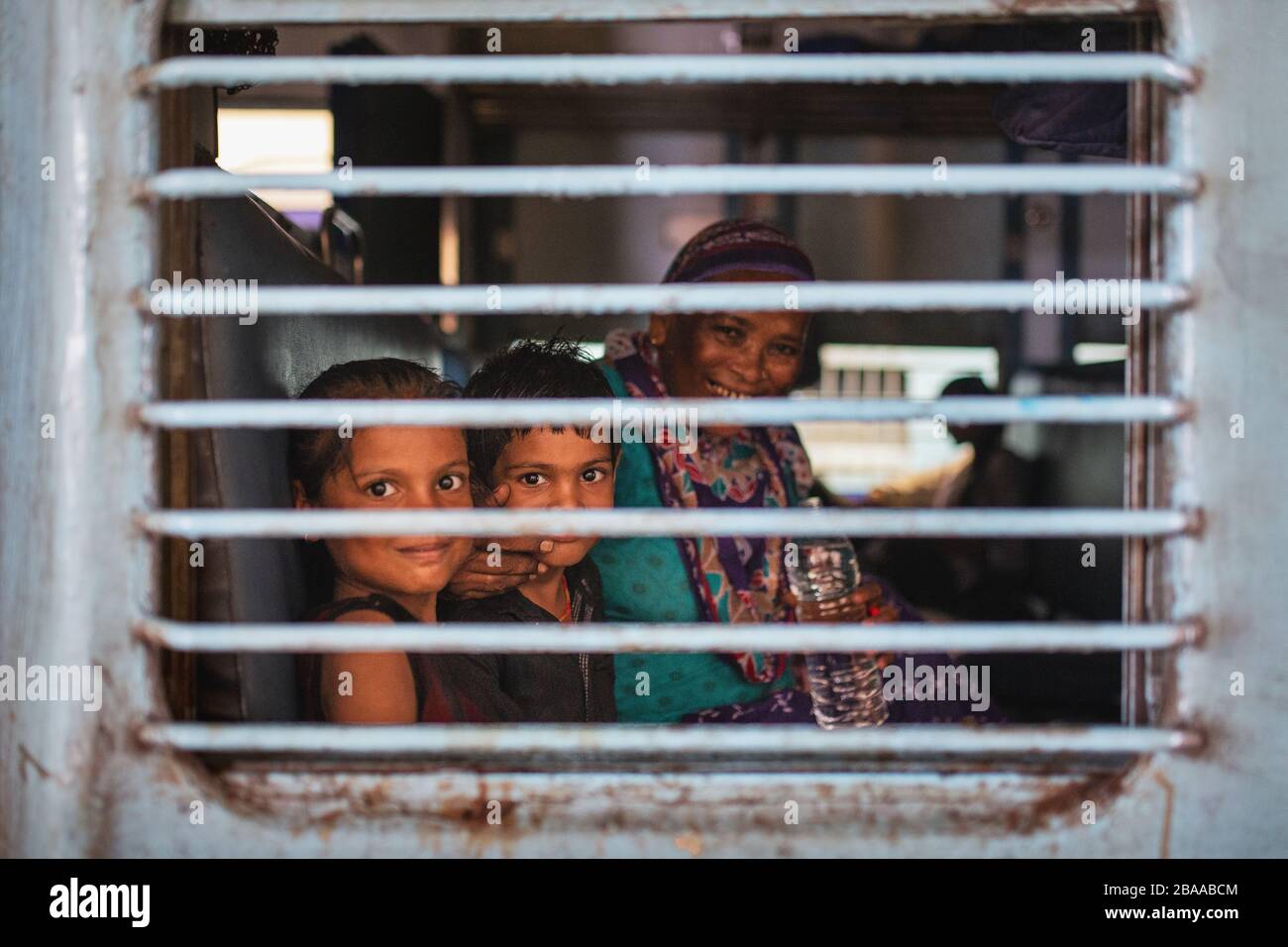 Donna con due bambini in treno a Jaipur Foto Stock
