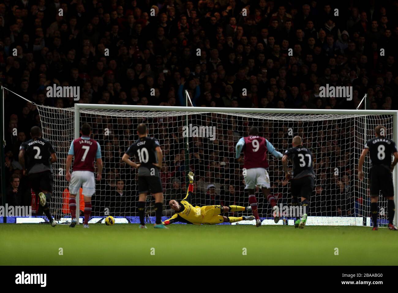 Pepe Reina di Liverpool non riesce a salvare la pena di West Ham United segnata da Mark Noble (fuori foto) Foto Stock