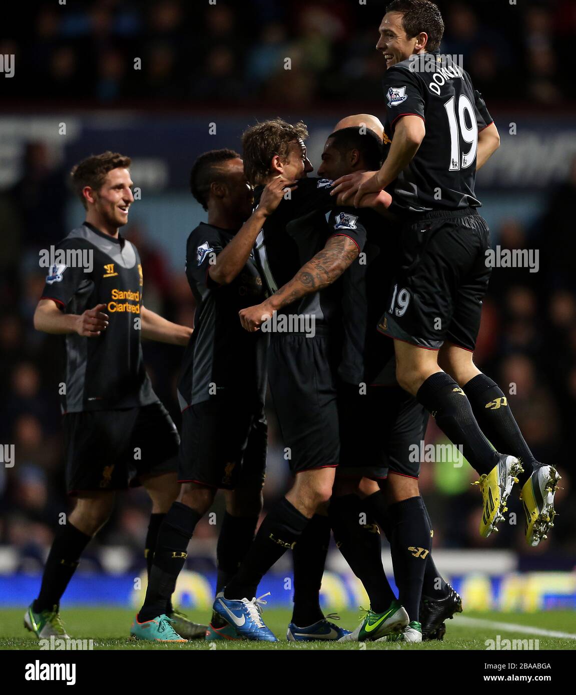 I giocatori di Liverpool mob aprente il goalscorer Glen Johnson in festa Foto Stock