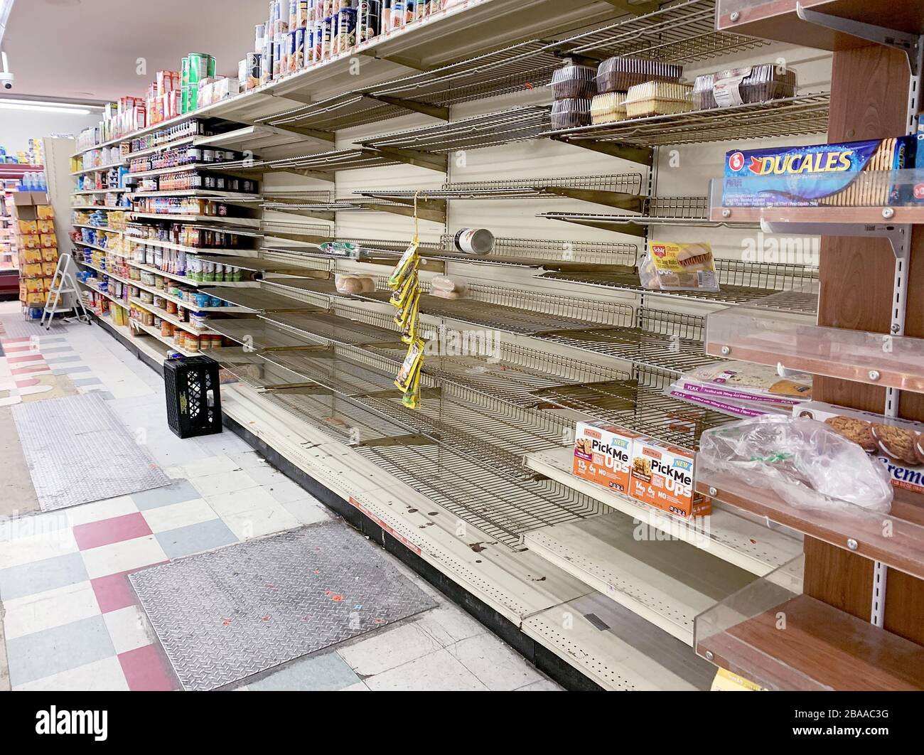 Immagine di scaffali di pane vuoti in un negozio di alimentari di New York City durante la pausa COVID. Foto Stock