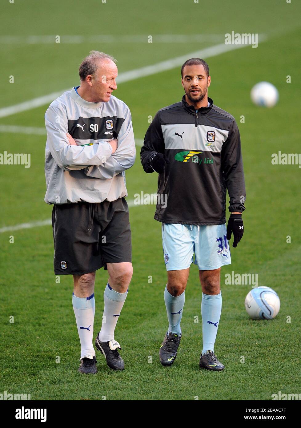 David McGoldrick e Goalkeeping Coach Steve Ogrizovic di Coventry City Foto Stock