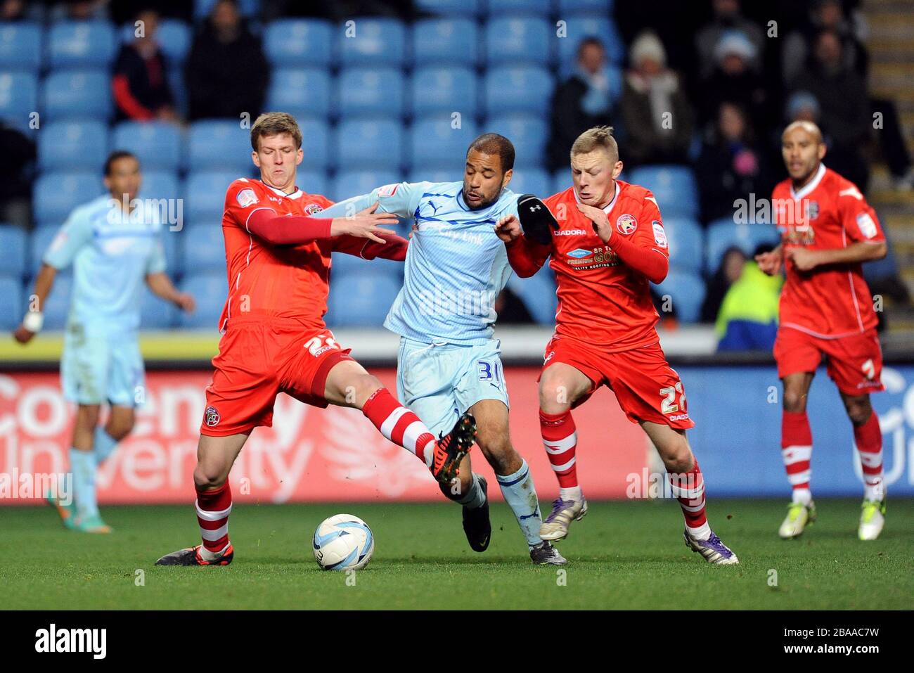 David McGoldrick (al centro) di Coventry City battaglie per la palla con Paul Downing (a sinistra) e Sam Mantom (a destra) di Walsall Foto Stock