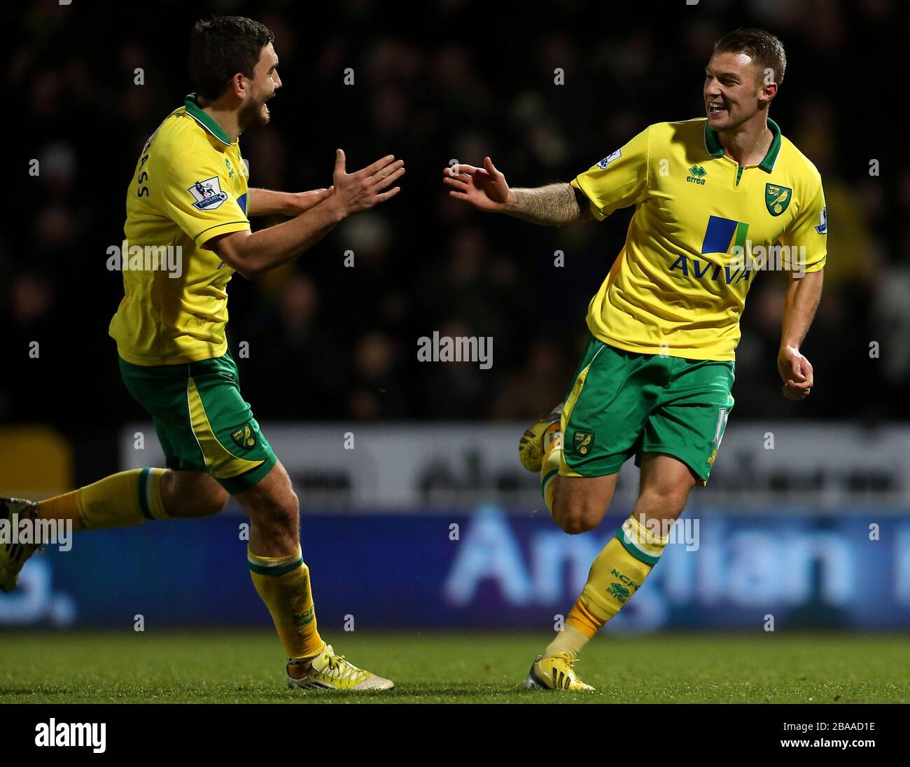 Anthony Pilkington (a destra) di Norwich City festeggia il secondo obiettivo del gioco con il compagno di squadra Robert Snodgrass (a sinistra) Foto Stock