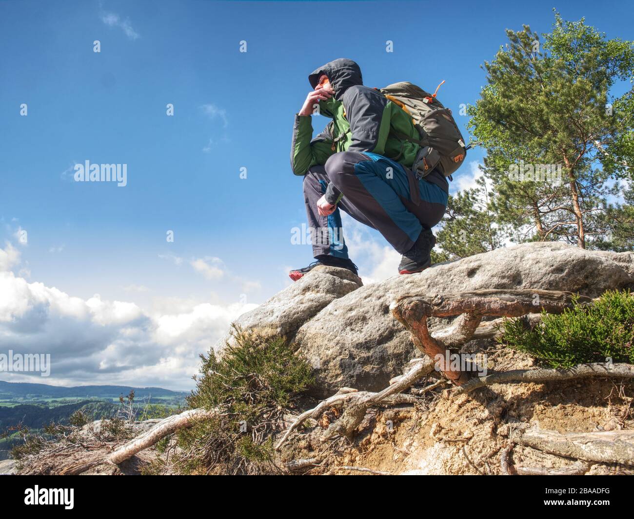 Uomo turistico che guarda la vista di montagne lontane, Norvegia. Escursioni, relax in viaggio Foto Stock