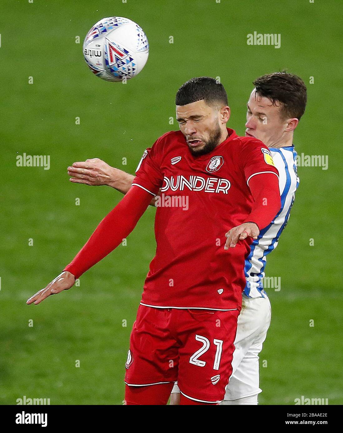 Nahki Wells (a sinistra) di Bristol City battaglie per la palla con Jonathan Hogg di Huddersfield Town Foto Stock