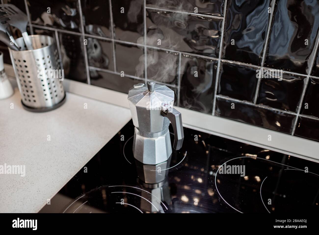 Caffè preparato in una macchina da caffè geyser in cucina Foto Stock