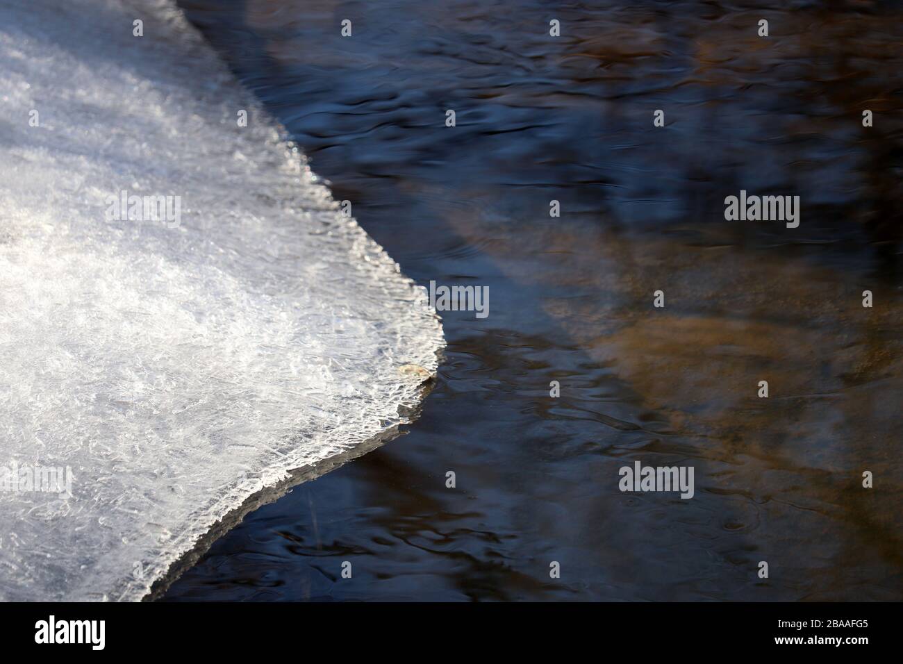 Ghiaccio che si scioglie sul fiume. Bordo di ghiaccio sulla riva, scongelamento, stagione primaverile Foto Stock