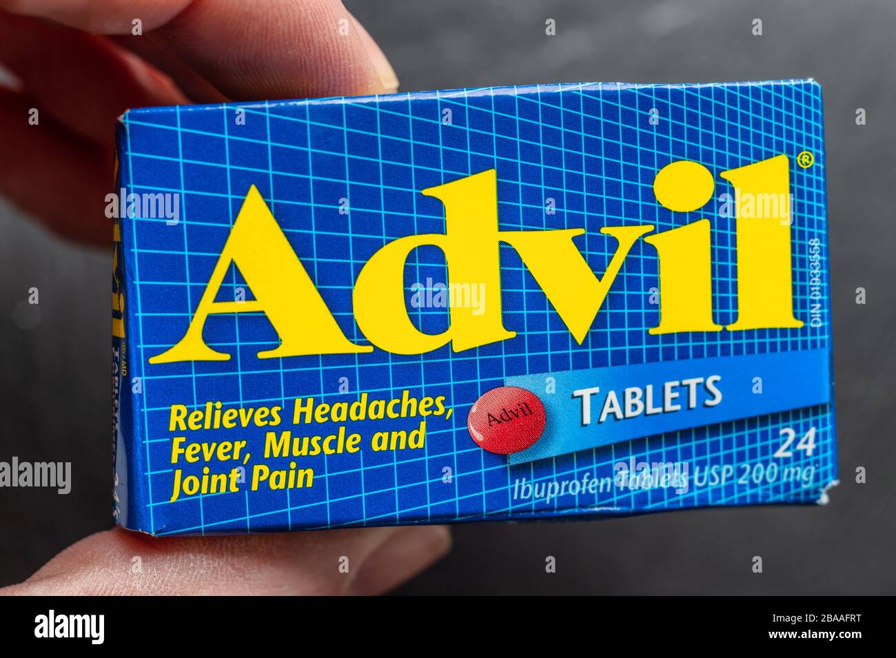 Montreal, CA 26 marzo 2020: Mano che tiene una scatola di Advil Ibuprofen pillole. Foto Stock