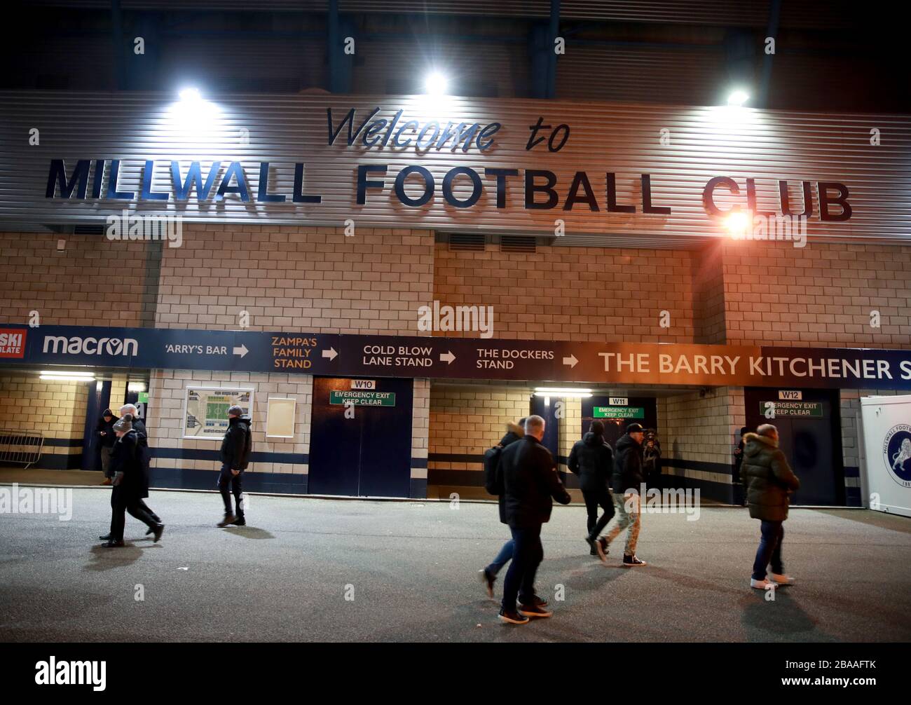 Tifosi fuori dal Den prima Millwall contro Birmingham City Foto Stock