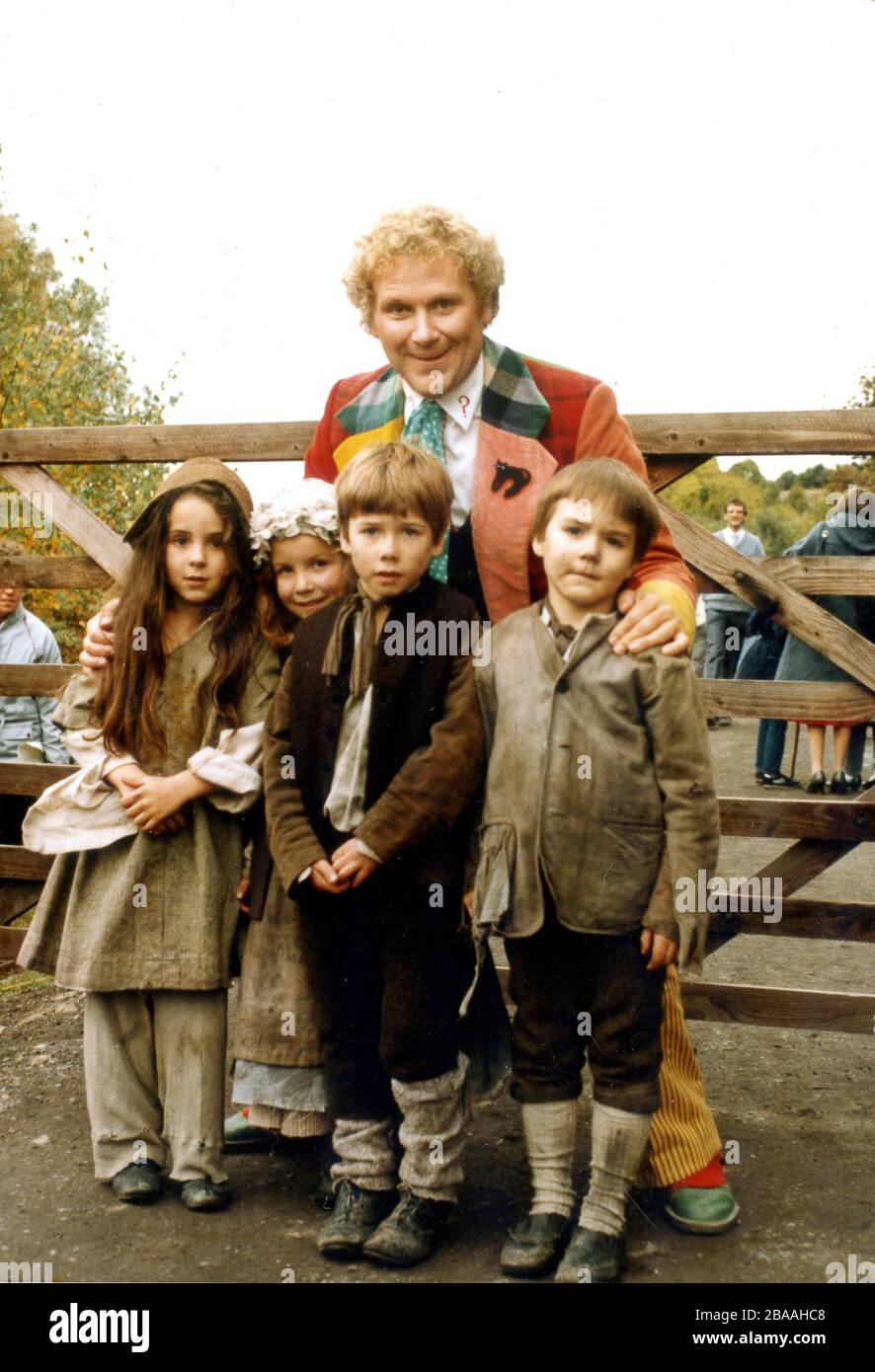 Dottore che attore Colin Baker con bambini che hanno giocato extra al Blists Hill Museum nel 1984 Foto Stock