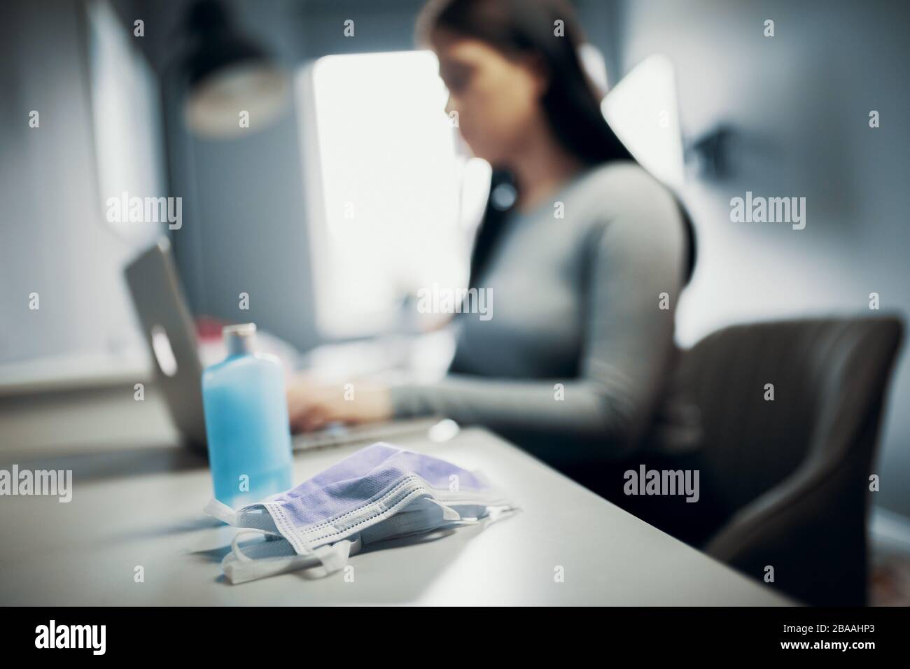 Scolari studia a casa via e-learning a causa di Corona Virus Covid-19 quarantena, homeschooling Foto Stock