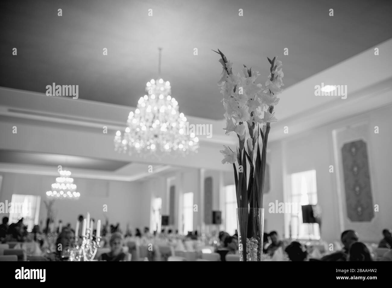 Un tavolo decorato appositamente per un giorno speciale Foto Stock