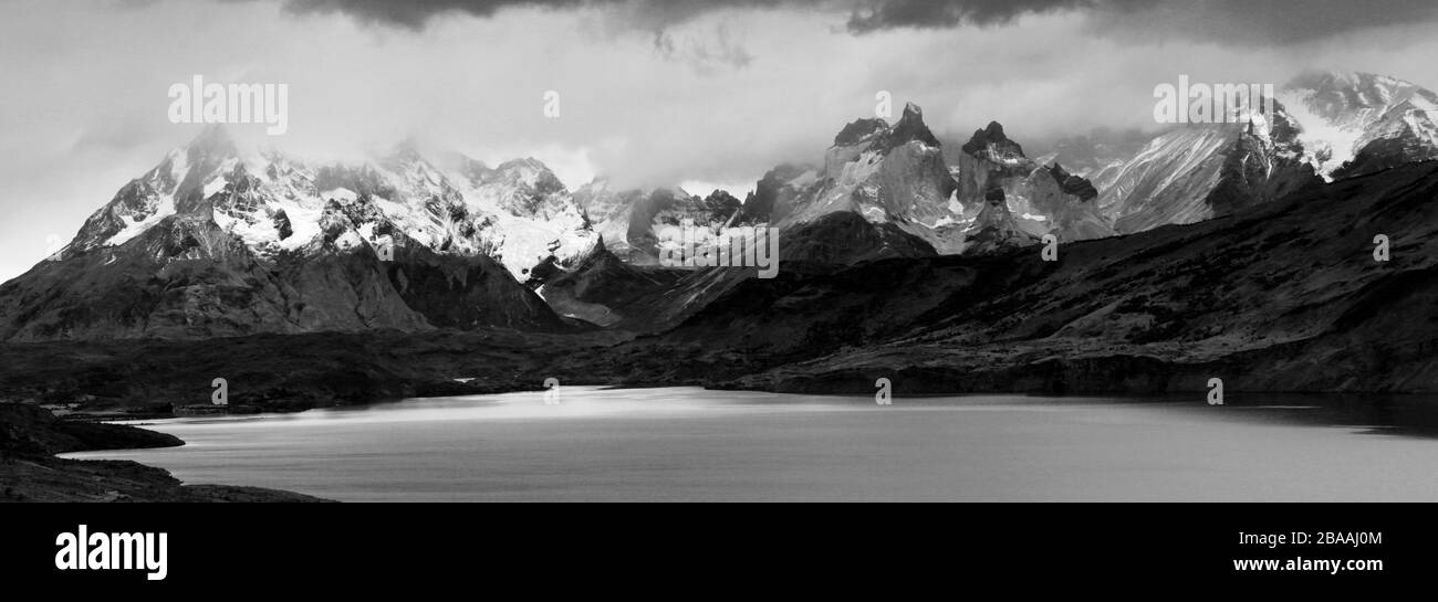 Vista di Cerro Paine Grande e della Cordillera De Paine sul Lago del Torro, Torres de Paine, Magallanes e Antartide cilena, Cile Foto Stock