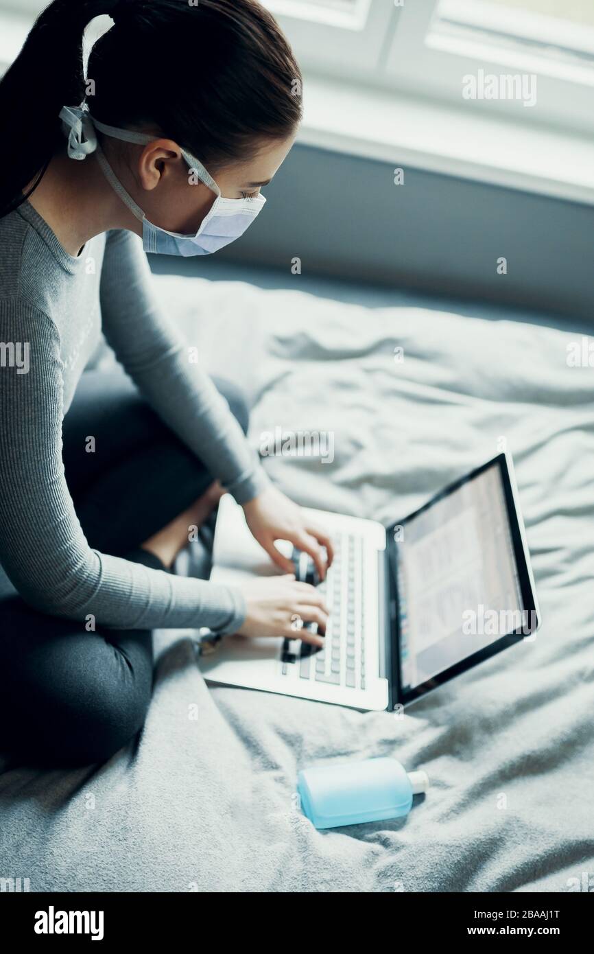 Scolari studia a casa via e-learning a causa di Corona Virus Covid-19 quarantena, homeschooling Foto Stock